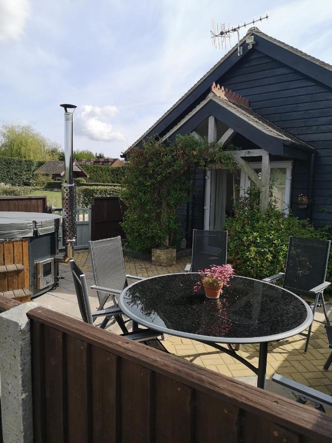Oak Cottage With Private Log Fired Hot Tub ميدستون المظهر الخارجي الصورة