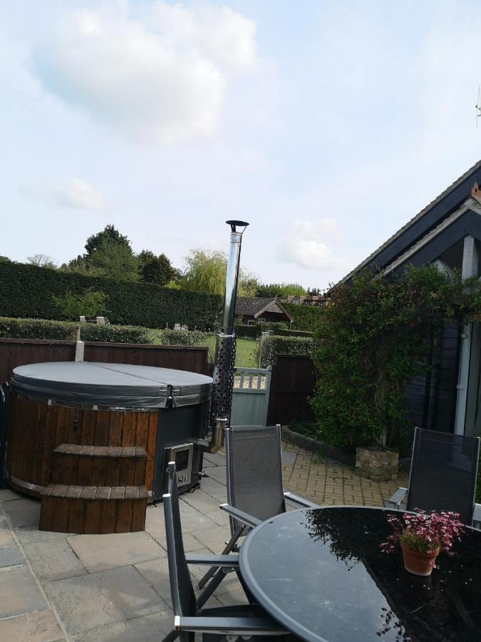 Oak Cottage With Private Log Fired Hot Tub ميدستون المظهر الخارجي الصورة